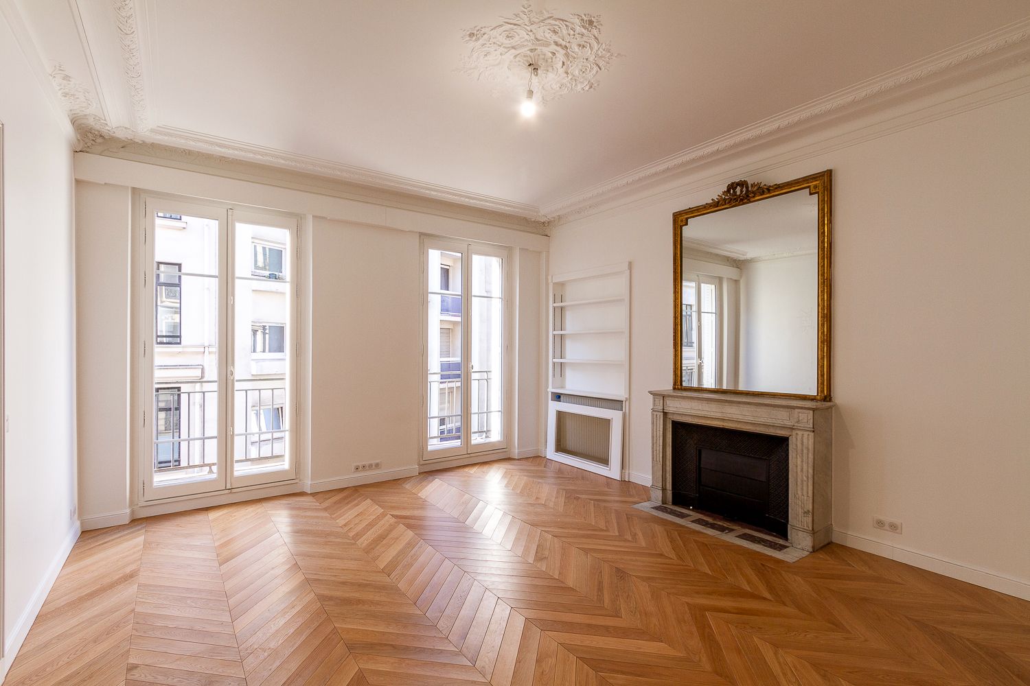 Séjour haussmannien rénové, parquet point de Hongrie et cheminée, Paris 9e