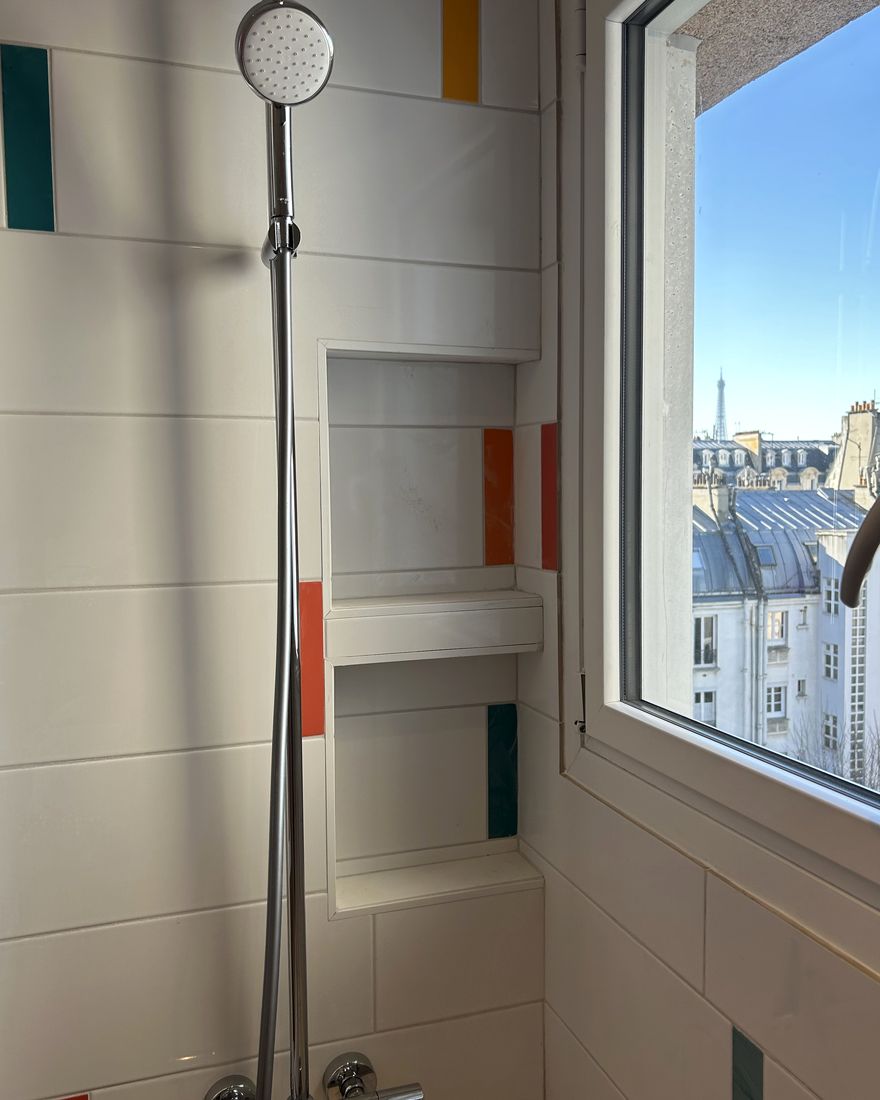 Douche et faïence colorée, Paris 17e