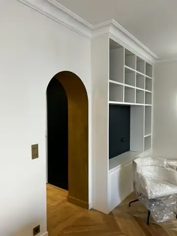 Séjour livré avec bibliothèque sur mesure, rue du Commerce