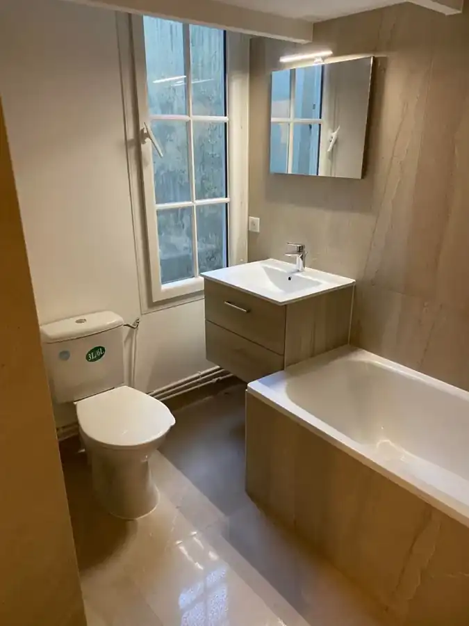 Salle de bain avec baignoire habillée de bois, Île Saint-Louis